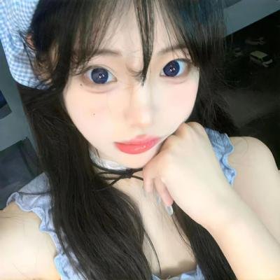 带着魔术盒的男人海报