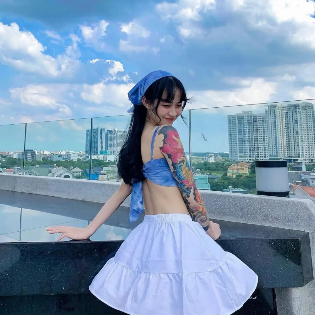 比基尼琼斯和爱的圣殿海报